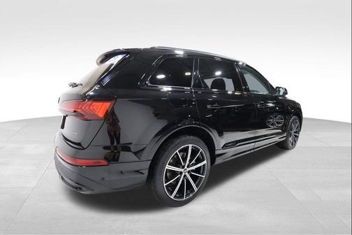 Mythos Black Metallic 2023 Audi Q7 55 Premium Plus