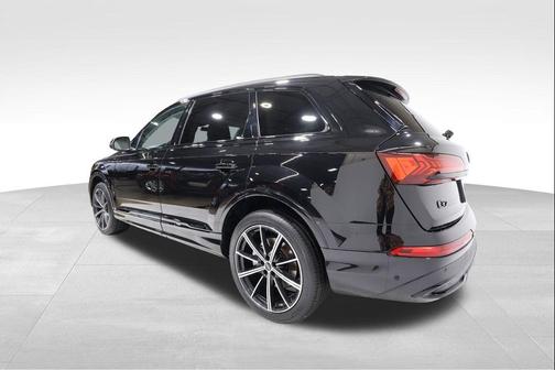 Mythos Black Metallic 2023 Audi Q7 55 Premium Plus