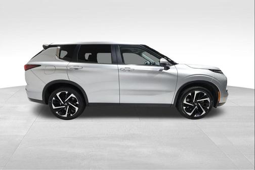 2024 Mitsubishi Outlander SE Black Edition w/Pano Roof