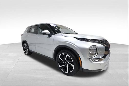 2024 Mitsubishi Outlander SE Black Edition w/Pano Roof