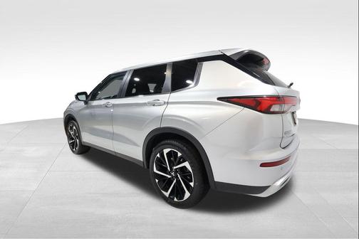 2024 Mitsubishi Outlander SE Black Edition w/Pano Roof