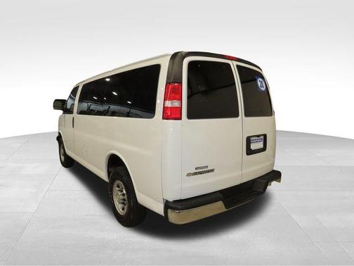 Photo 2 of 32 of 2020 Chevrolet Express 3500 LT