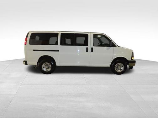 Photo 5 of 32 of 2020 Chevrolet Express 3500 LT