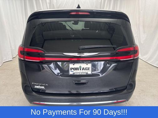 Brilliant Black Crystal Pearlcoat 2023 Chrysler Pacifica Touring L