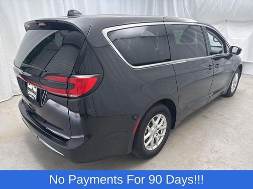Brilliant Black Crystal Pearlcoat 2023 Chrysler Pacifica Touring L