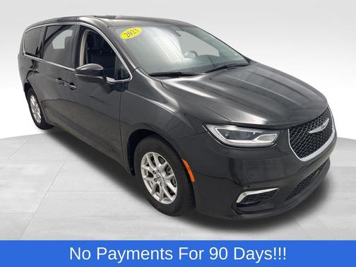 Brilliant Black Crystal Pearlcoat 2023 Chrysler Pacifica Touring L