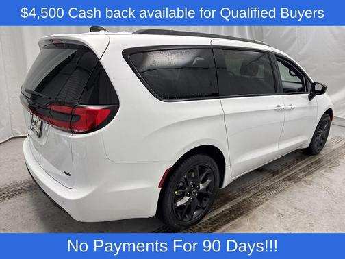 Bright White Clearcoat 2026 Chrysler Pacifica L