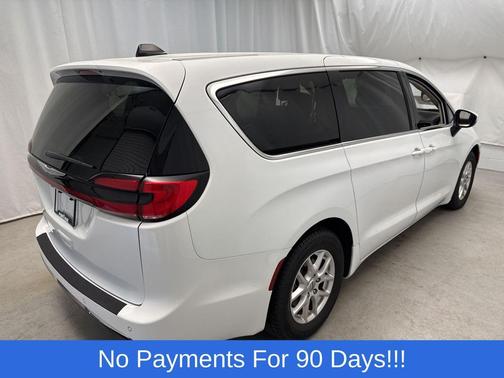 Bright White Clearcoat 2023 Chrysler Pacifica Touring L