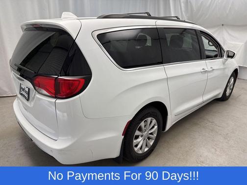 Bright White Clearcoat 2017 Chrysler Pacifica Touring-L
