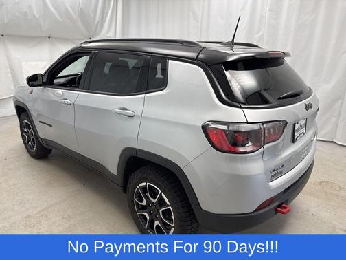 Silver Zynith Metallic Clearcoat 2025 Jeep Compass Trailhawk