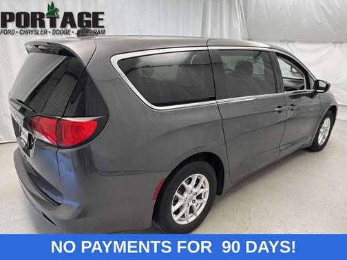 2022 Chrysler Voyager LX