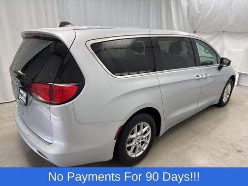 2022 Chrysler Voyager LX