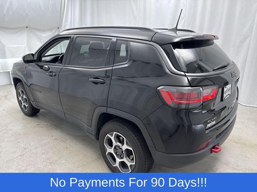 Diamond Black Crystal Pearlcoat 2022 Jeep Compass Trailhawk