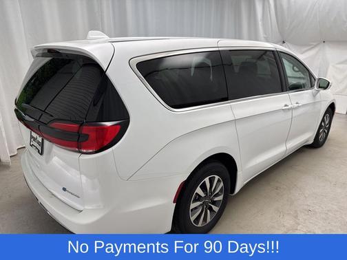 Bright White Clearcoat 2022 Chrysler Pacifica Hybrid Touring L