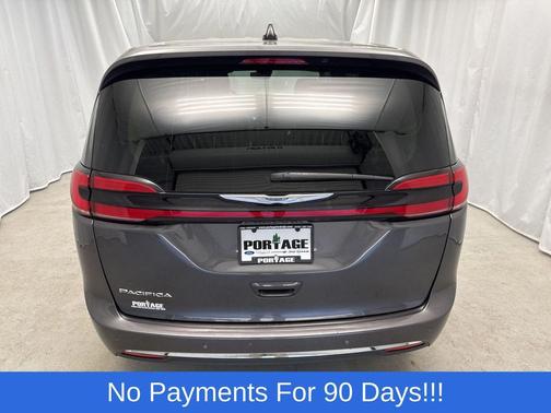 Granite Crystal Metallic Clearcoat 2023 Chrysler Pacifica Touring L
