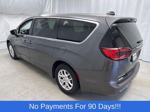 Granite Crystal Metallic Clearcoat 2023 Chrysler Pacifica Touring L