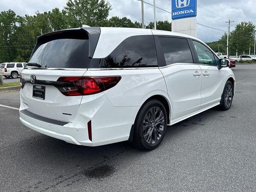 Platinum White Pearl 2026 Honda Odyssey Touring