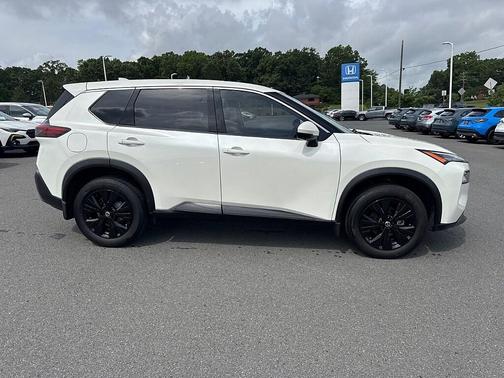 White 2021 Nissan Rogue SV
