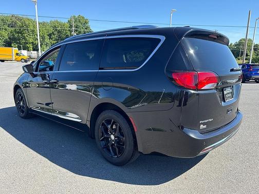 Brilliant Black Crystal Pearlcoat 2017 Chrysler Pacifica Touring-L Plus