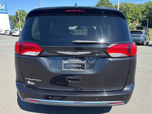 Brilliant Black Crystal Pearlcoat 2017 Chrysler Pacifica Touring-L Plus