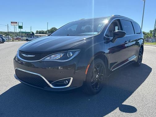 Brilliant Black Crystal Pearlcoat 2017 Chrysler Pacifica Touring-L Plus