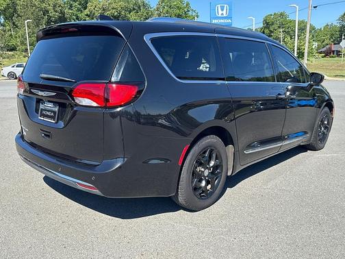 Brilliant Black Crystal Pearlcoat 2017 Chrysler Pacifica Touring-L Plus
