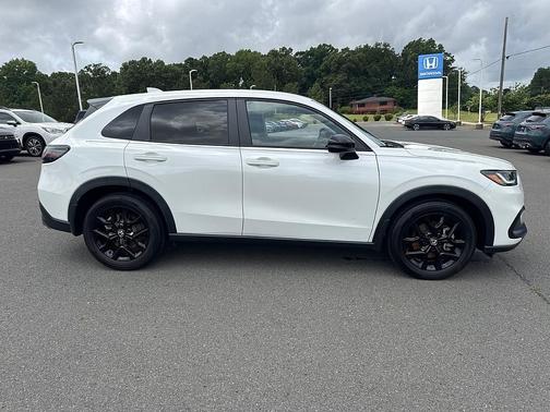 Platinum White Pearl 2024 Honda HR-V Sport