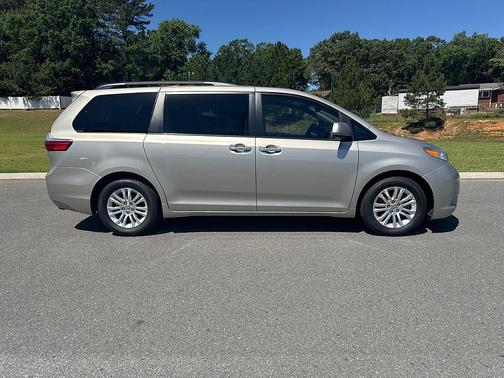 2016 Toyota Sienna XLE