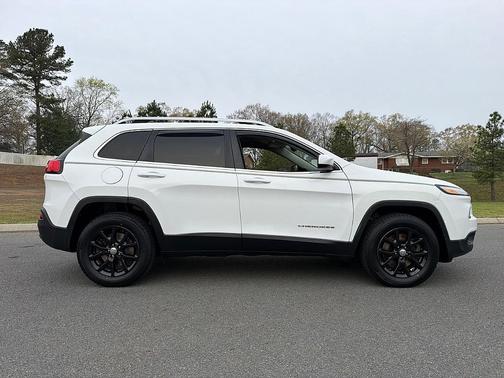 Bright White 2017 Jeep Cherokee Latitude