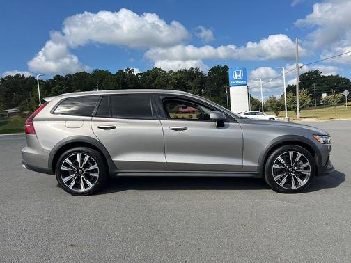 2021 Volvo V60 Cross Country T5