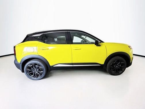 Yuzu Yellow Metallic/Super Black 2026 Nissan Kicks SR