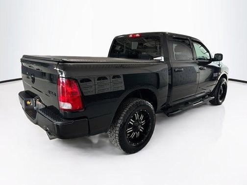 Brilliant Black Crystal Pearlcoat 2018 RAM 1500 Express