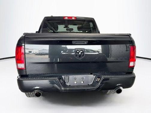 Brilliant Black Crystal Pearlcoat 2018 RAM 1500 Express