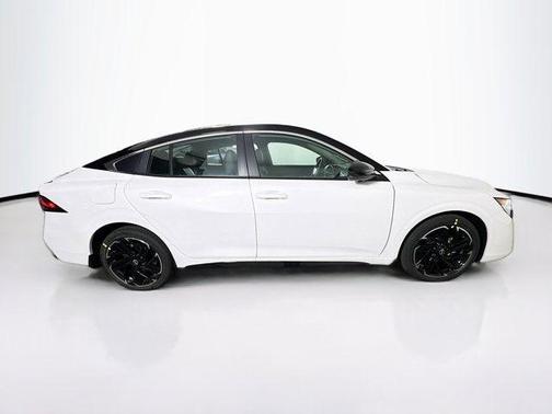 Aspen White Tricoat/Super Black 2026 Nissan Sentra SR