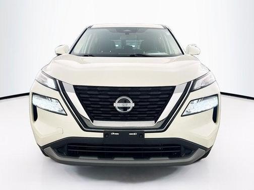 Pearl White Tricoat 2023 Nissan Rogue SV