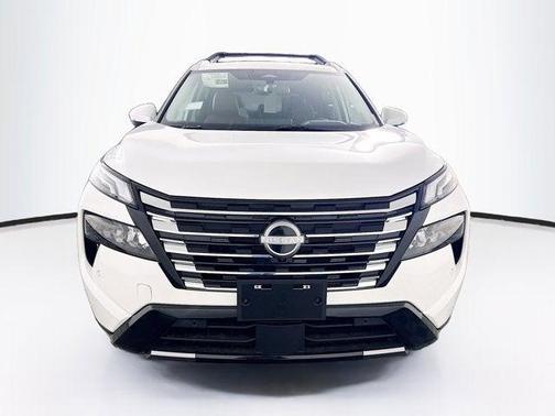 Everest White Pearl Tricoat 2026 Nissan Rogue Platinum