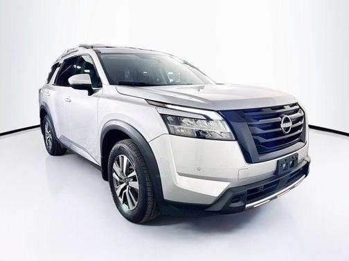 2023 Nissan Pathfinder SL 4WD
