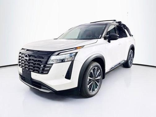 Everest White Pearl Tricoat/Super Black 2026 Nissan Pathfinder Platinum