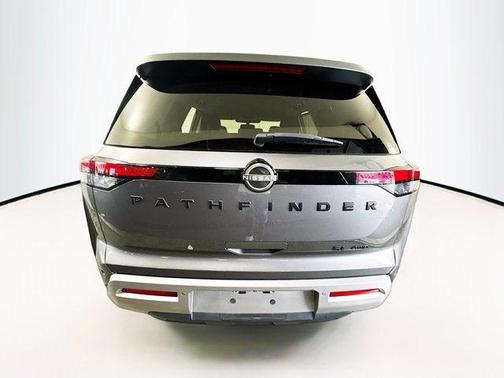 2022 Nissan Pathfinder SL 4WD