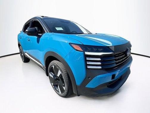 Arctic Ice Blue Metallic/Super Black 2026 Nissan Kicks SR