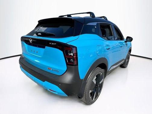 Arctic Ice Blue Metallic/Super Black 2026 Nissan Kicks SR