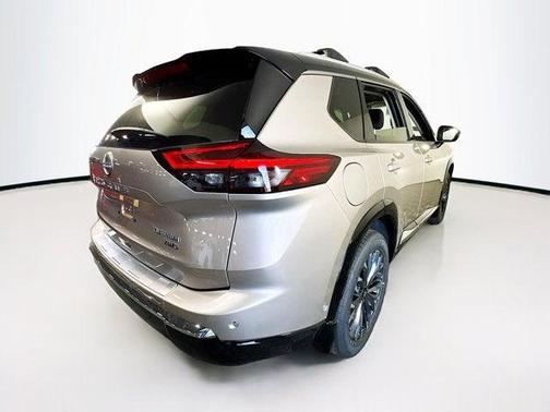 Champagne Silver Metallic/Super Black 2026 Nissan Rogue Platinum