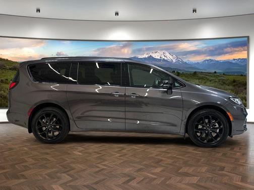 Granite Crystal Clearcoat Metallic 2023 Chrysler Pacifica Limited