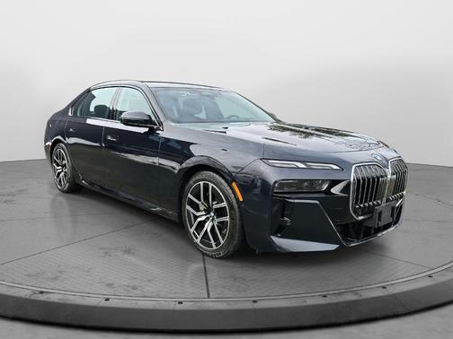 Carbon Black Metallic 2025 BMW 740 i xDrive