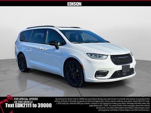 White 2025 Chrysler Pacifica Limited