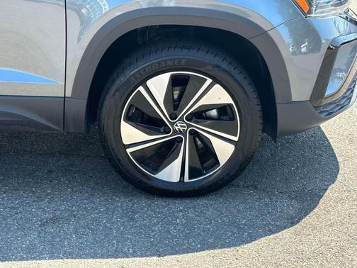 Platinum Gray Metallic 2024 Volkswagen Taos 1.5T SE