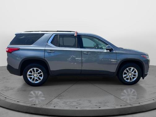 Satin Steel Metallic 2021 Chevrolet Traverse LT Cloth