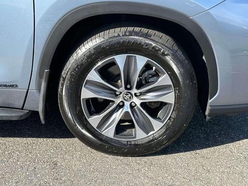 2024 Toyota Highlander Hybrid XLE