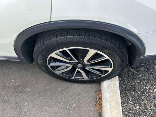White 2019 Nissan Rogue SL
