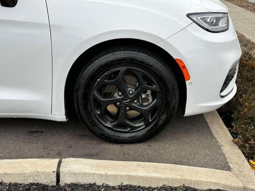 2024 Chrysler Pacifica Hybrid Select